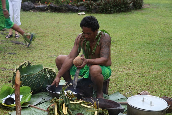 Demonstration des traditionellen Kochens auf Samoa
