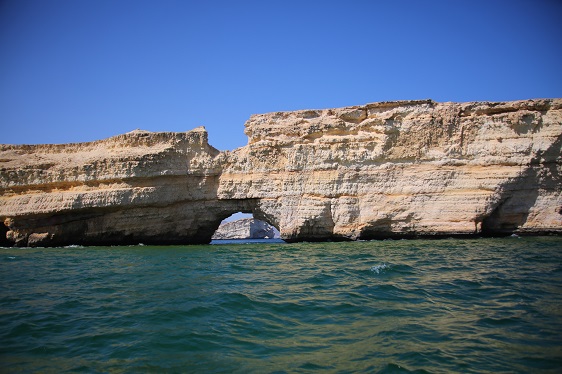 Felsformation mit Durchbruch an der Küste bei Muscat/Oman