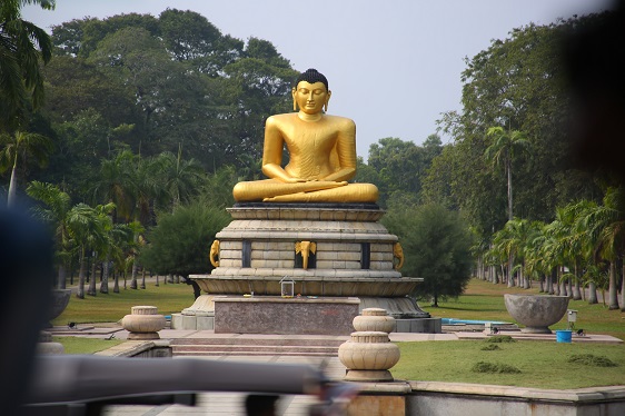 goldene Buddhastatue in Colombo/Sri Lanka