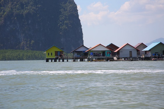 thailändisches Dorf auf dem Wasser