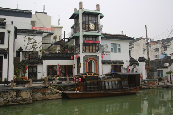 Gebäude an einem Kanal in Suzhou/China