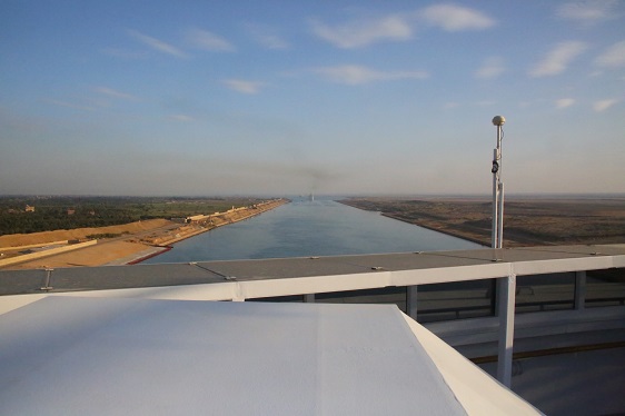 Fahrt durch den Suezkanal in Ägypten