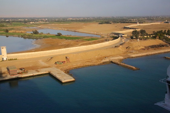 Sperrmauer am Westufer des Suezkanals in Ägypten