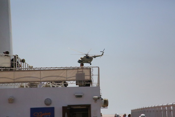 tiefer Überflug eines bewaffneten Militärhubschraubers über QM2