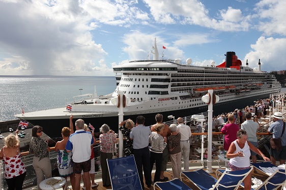 Vorbeifahrt an Queen Mary 2 in Madeira