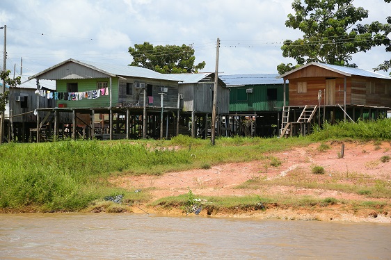 Siedlung am Nebenarm des Amazonas