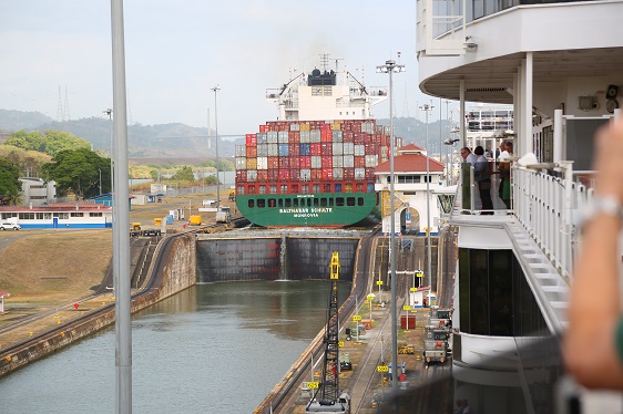 Queen Victoria in der Miraflores-Schleuse des Panamakanals